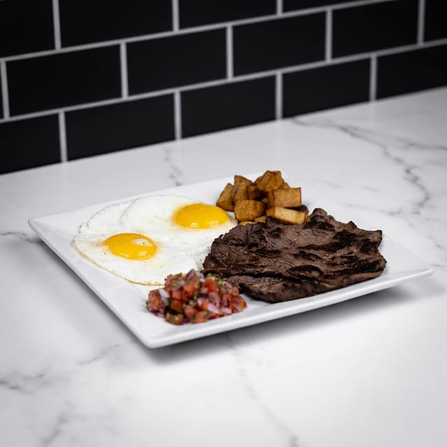 Steak Asado con Huevo.